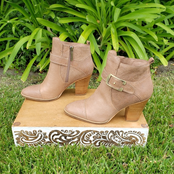 Beautiful Donald J. Pliner Natural/Neutral Leather Buckle Booties - Picture 7 of 13